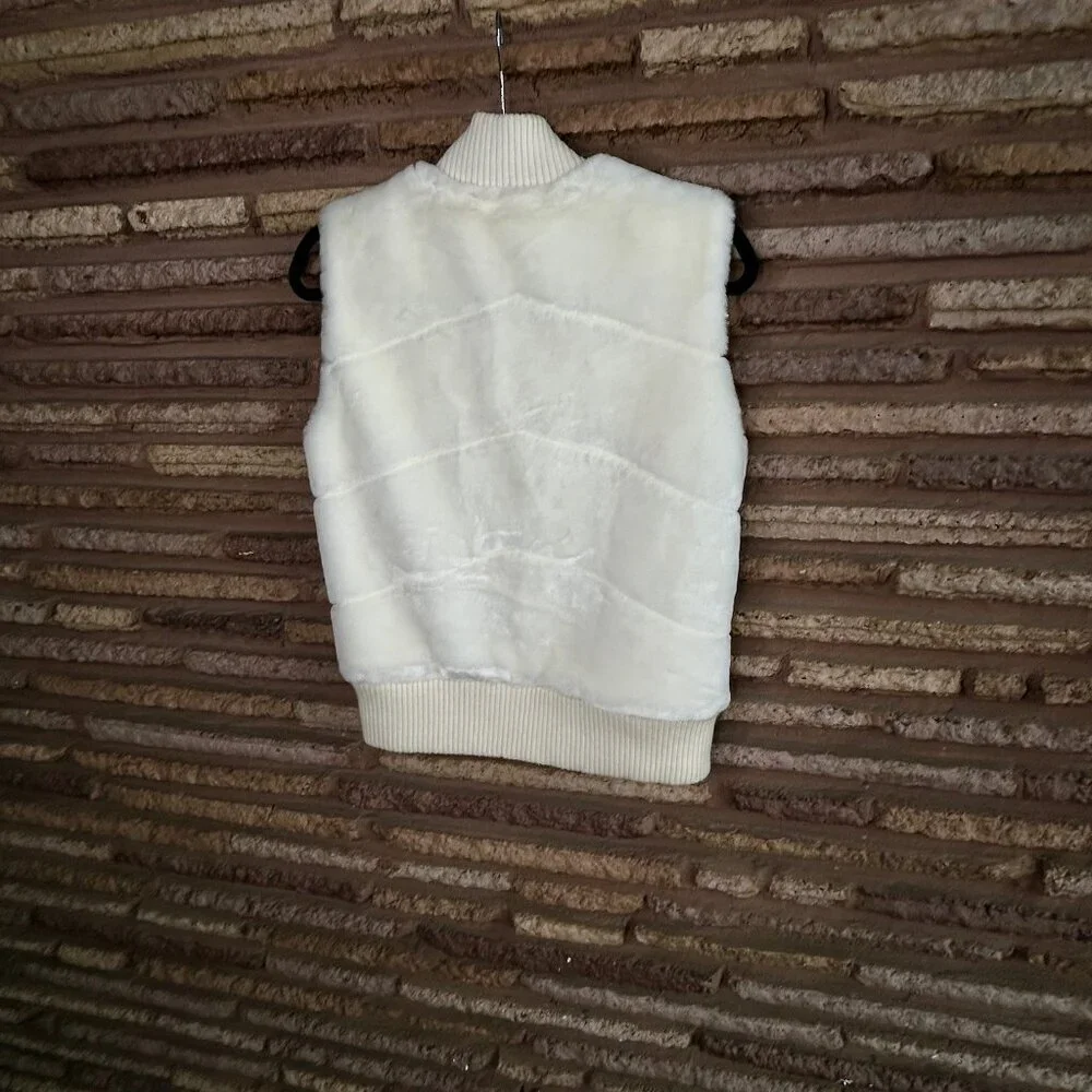 Old Navy Faux Fur Girls Vest White Furry Fuzzy Cozy Size XXL Fits a Small Woman